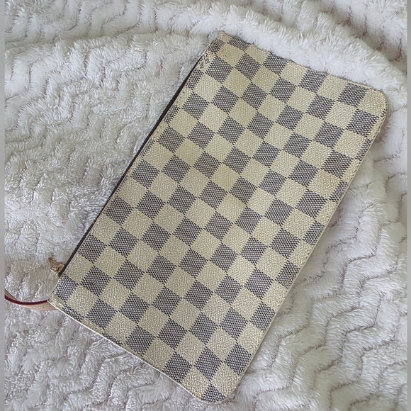 Checkered Chain Pouch - Picture 2 of 9